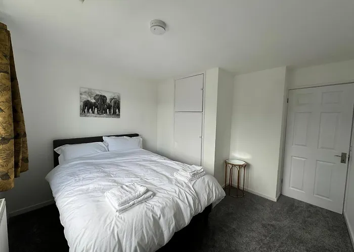 3-Bedroom Cozy Reading House