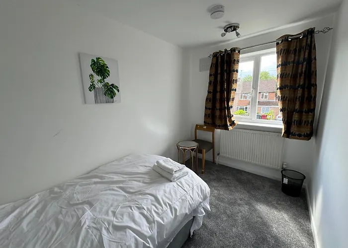 3-Bedroom Cosy Reading House